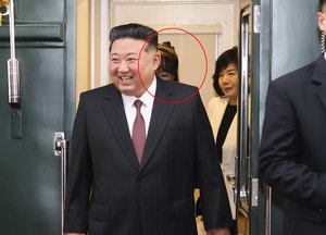 [속보]국정원 “<b>김정은</b> <b>방중</b>에 <b>딸 주애</b> 동반한 것으로 보여”