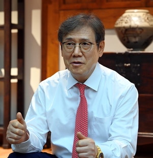 “전세금 털어 산 백자가 시작… 수집귀신에 홀린 병, 죽어야 끝날걸요”[M 인터뷰]