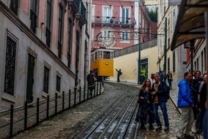 리스본 ‘푸니쿨라’ 탈선 15명 사망… 한국인 1명 부상
