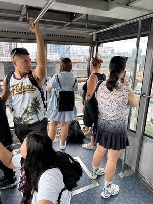 ‘케데헌 보고 왔는데’···남산케이블카 탄 외국 관광객들, “낡고 더워, 쏘쏘(so so)”