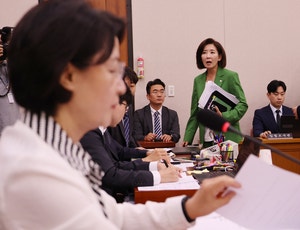 ‘확전되는 추·나 전쟁’…“추, 조폭식 운영” vs “나, 초선 모독” 여야 격돌