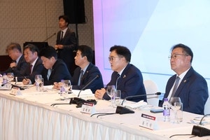 中서 김정은 만난 <b>우원식</b> “남북 관계 어려운 상황 체감”