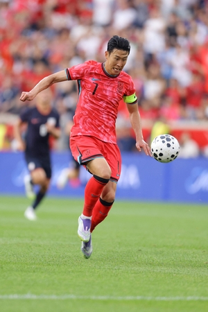 손흥민, A매치 136번 최다 출전 타이 ‘축포’