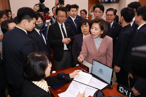 <b>추미애</b> “<b>나경원</b>, 이렇게 하는 게 <b>윤석열</b> 오빠에 도움되나” 법사위 또...