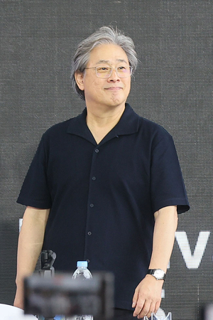 ‘어쩔수가없다’ 개봉하자 33만… 박찬욱 “한국영화 무게 다 짊어져”