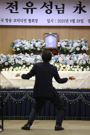 <b>전유성</b> <b>영면</b>…“경쾌하고 즐겁게 가시라” 후배들 ‘숭구리당당’ 퍼포...