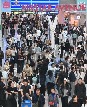 7일간의 황금연휴 시작… 출국 인파 북적북적