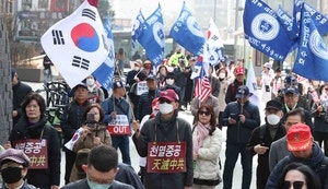 법원, 개천절 시위 ‘<b>혐중</b> 구호’에 “할 수 있다”…“폭력 허용은 아...