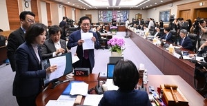대법원서도 아수라장… 민주 “재판기록 내놔라” 국힘 “입법 폭동”
