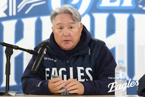 <b>한화</b> 김경문 감독 “<b>김서현</b> 5차전 <b>마무리</b>로 쓴다”