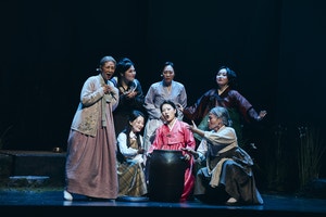 경상도 아홉 여인의 신산한 삶… 유쾌한 ‘사투리 아리아’로 보듬다