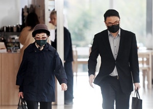 <b>특검</b>, <b>김건희</b> 모친·오빠 동시<b>소환</b>… ‘양평개발특혜’ 집중추궁