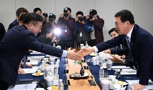 당정 “혐오조장 현수막 철거… 법률 재정비”