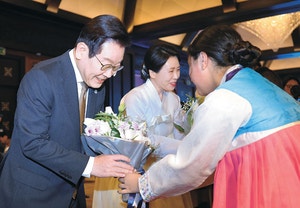이 대통령 “한국-이집트 직항없어 놀라… 당연히 조정해야”