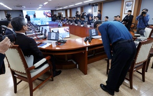 ‘계엄’ 고개 숙인 경찰… 지휘부 화상회의 이례적 공개