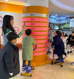 놀이하며 나눔체험… 아이들이 좋아해요[사랑의열매 - 나눔으로 어둠을 밝히는 사람들]