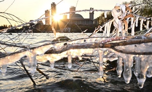 계엄 1년… 햇살 비추지만 다시 얼어붙는 정국