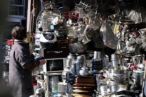 폐업으로 가득 쌓인 주방용품