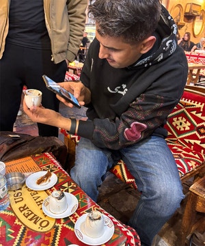 튀르키예 커피 찌꺼기·그리스선 석류 알맹이… 한국서 쌀알 흩뿌려 운세 보는 것과 일맥상통[정주영이 만난 ‘세상의 식탁’]