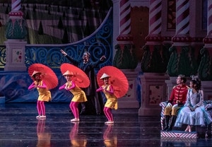 ‘호두까기 인형’속 우스꽝스러운 동양의 춤·몸짓 재구성 움직임[박찬이의 올댓클래식]