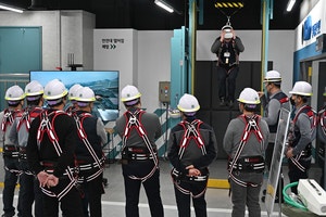 VR로 고층 추락사고 생생한 체험…  “교육진행 후 ‘중대재해 0건’ 성과”[안전 경영으로 100년기업 초석 다진다 ]