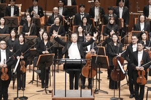 한국의 신명나는 흥 돋우듯… “밝고 긍 정적 메시지 주고싶었다”