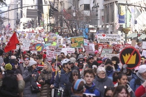 반ICE 시위 확산에도… 트럼프 ‘단속요원 추가’ 강경