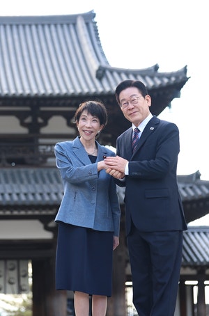 이 대통령·다 카이치 총리 ‘석별악수’ 세 번… ‘실리위주 협력’ 공유