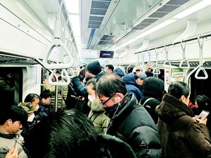 버스파업 이틀째, 새벽 5시에도 ‘지옥철’… “첫차타도 지각인데 어쩌나”