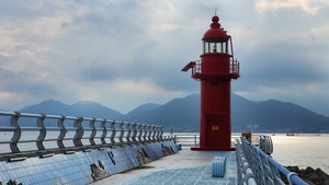 푸른 바다서 만난 ‘붉은 위로’…  등대따라 ‘16개 쉼표’를 찍다