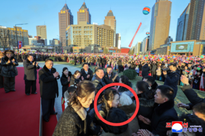 ‘진짜 <b>후계자</b> 되나?’…평양 시민과 이례적 밀착 스킨십 나선 <b>김주애</b>....