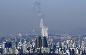 치솟는 집값처럼… 하늘로 오르는 흰 연기[도시풍경]