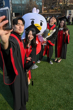 학사모 쓰고 찰칵