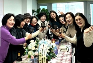 아이 낳듯이 온몸으로 시를 쓰는… 아름다운 여성 시인들[자랑합니다]