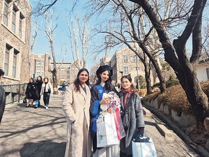 캠퍼스에서 들려오는 “펠리스 그라두아카오!” 무슨 뜻?…캠퍼스 ‘다국적 졸업식’