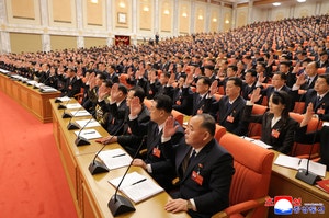 북, 러와 밀착 ‘파병 특수’… 김정은 “어떤 도전도 전진 못막아”