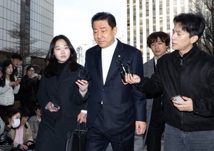 경찰, 김병기 재소환… ‘13개 비위’ 연이틀 집중추궁