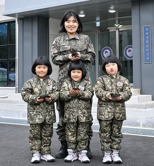 “소아암 환자 위해”… 세쌍둥이 딸들과 모발 기부한 여군