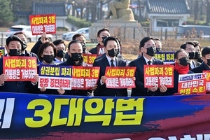 ‘거부권’ 서랍에 넣은 李 대통령… 법원 반대에도 ‘사법 3법’ 결국 공포