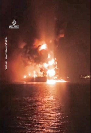 이라크 영해 유조선 2척, 수상드론에 피격