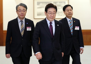 李 “비정규직 연봉, 정규직보다 높게… 자발적 실업도 수당 줘야”
