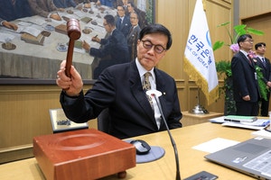 “트럼프가 안도와줘”…李, 고환율 부담속 퇴장