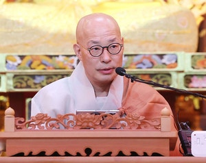 “물질·정보 많아졌지만 외로움 깊어져… 마음의 등불 밝혀 함께 평안하길”
