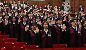 기대와 불안 속 신임검사 임관
