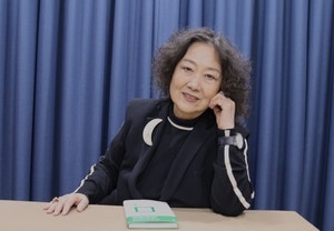 “詩가 시시해질까 엄청 써놨죠… 피 떨어지는 싱싱한 것으로”