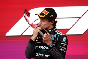 질주 본능 + 야수의 공격성 + 머신읽는 초감각… ‘F1’ 삼켰다