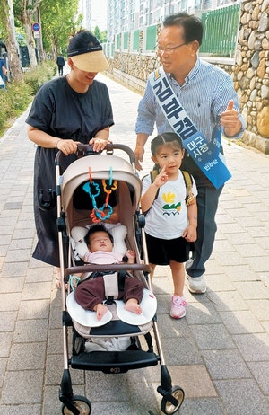 아파트앞 ‘벽치기 유세’ 김부겸… “제가 돼야 ‘말발’ 생겨”[6·3 파이널 밀착취재]