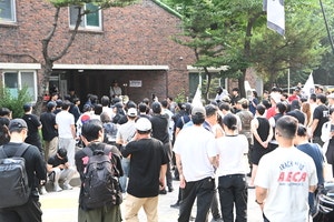 [속보]<b>잠실</b>7동 <b>투표소</b>에 기동대 강제 진입 시작…<b>물리적 충돌</b> 발생