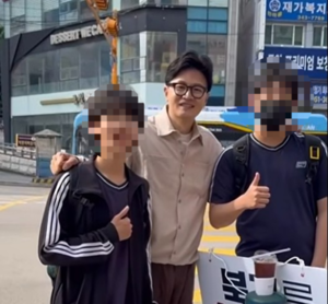 “아저씨 붙었어, 지다가 쫄깃하게”…지역구 중학생 재회한 한동훈