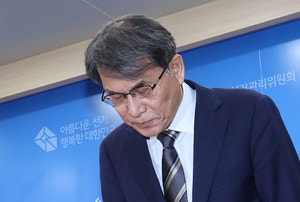 [속보] 노태악 전 선관위원장, 이틀에 한번 꼴 출근했다